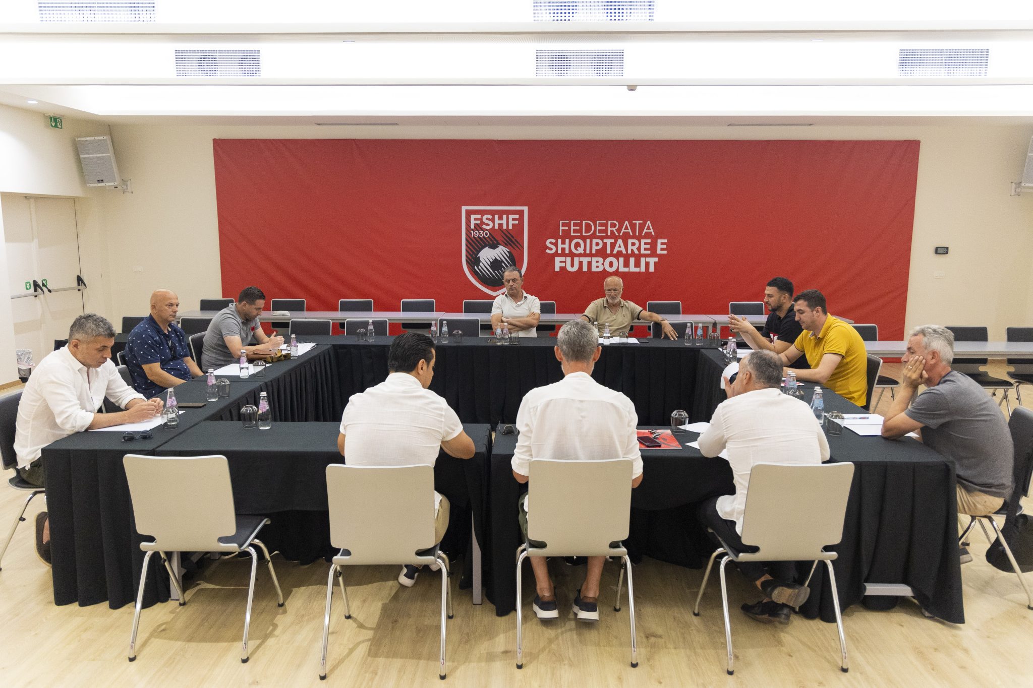 Analiza / FSHF mbledh trajnerët kuqezi të moshave