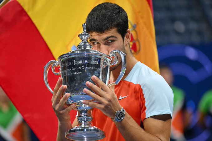 Karlos Alkaraz triumfon në ‘Roland Garros’