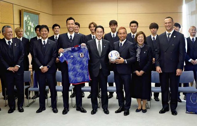 Kryeministri Kishida: Japonia befasoi botën e futbollit