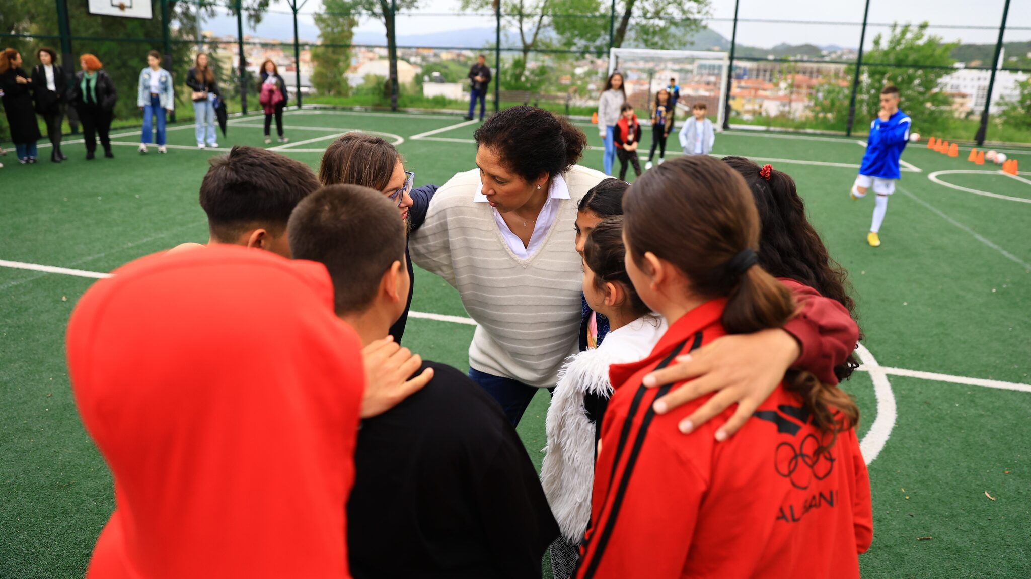Steffi Jones mbyll vizitën në Shqipëri, momente të veçanta me fëmijët