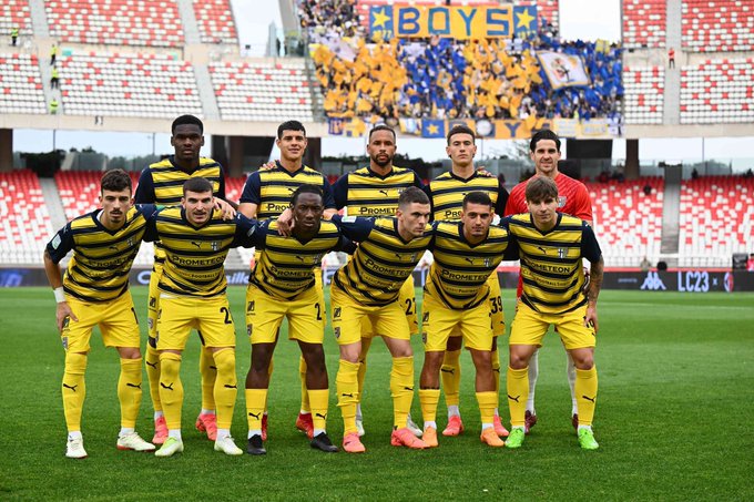 Parma rikthehet në A, Komo emri i dytë…