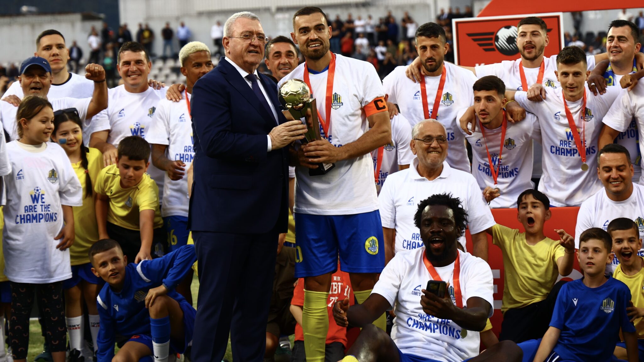 AF Elbasani kampion i Kategorisë së Parë, Duka dorëzon trofeun