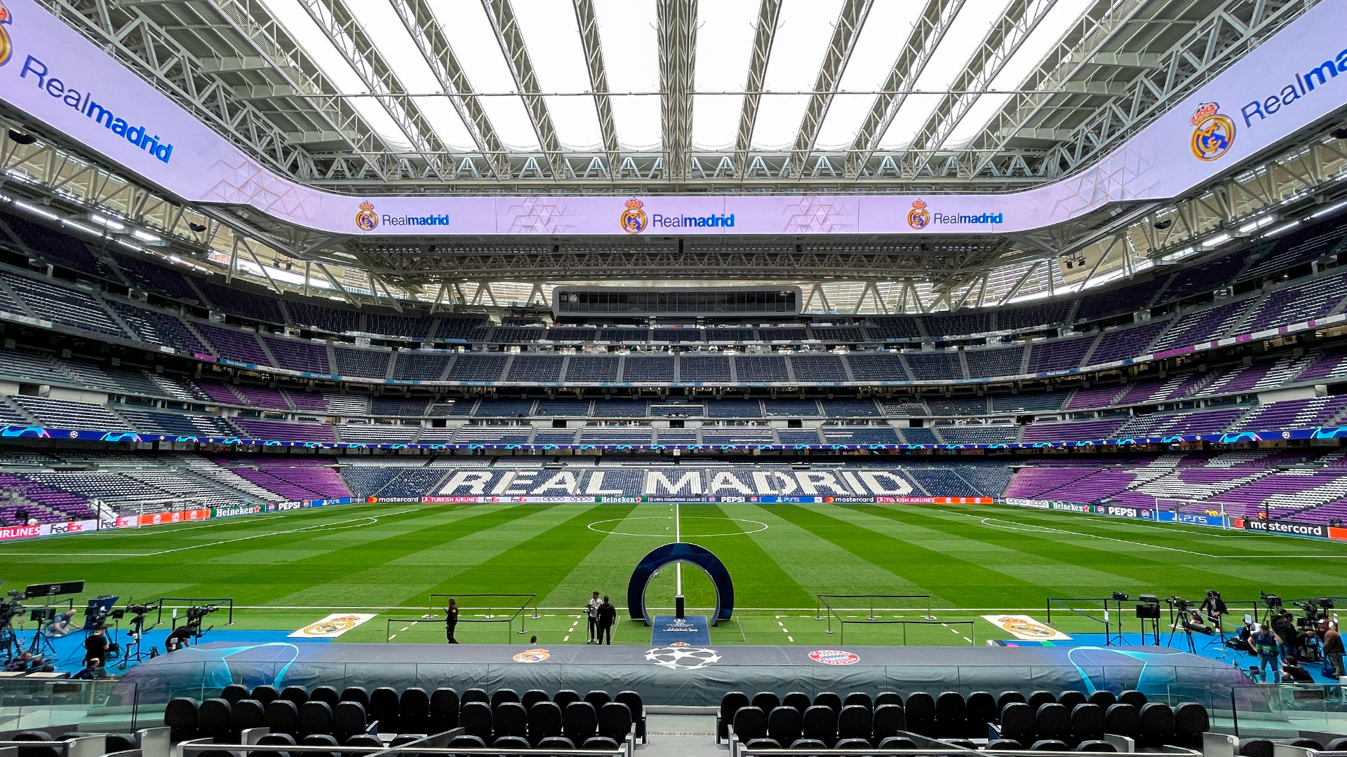 E jashtëzakonshme/ Mbërritja e Real Madrid në ‘Bernabeu’ (viedo)