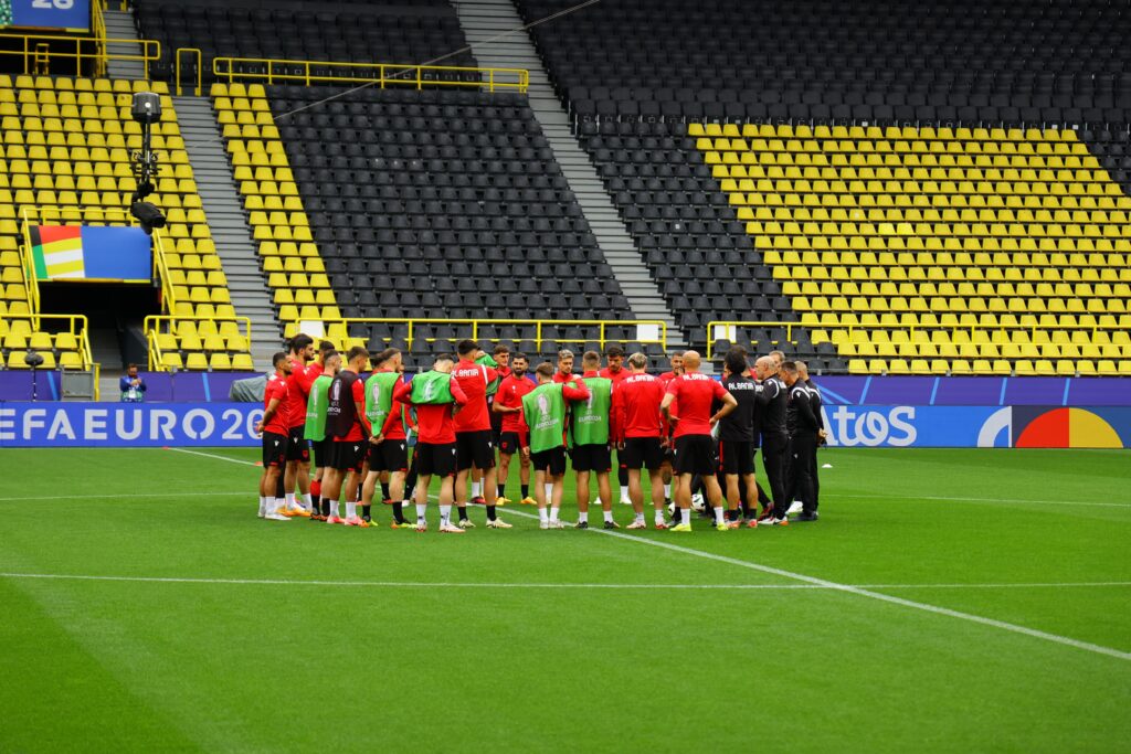 Dita e Shqipërisë, Dortmundi vishet kuqezi